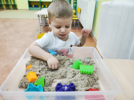 Дети в любое время года могут поиграть с песком!.